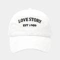 Détail de la broderie noire LOVE STORY sur casquette blanche en coton avec visière cousue - Réglable / Blanc