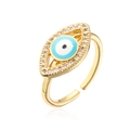Detalle macro del anillo ojo turco dorado con esmalte azul y circonitas engastadas - Abierto Ajustable / Azul Cielo