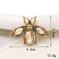 Vista macro dettagliata che mostra le dimensioni di 4,6 cm x 3,5 cm del ciondolo ape - D1499 Ape Champagne