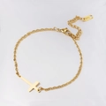 Detail van de gouden roestvrijstalen kruisarmband met verstelbare schakel en S.STEEL tag - Goud / 20+5cm