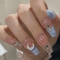 Elegante eisklare Kunstnägel mit blau-rosa Strasssteinen und Stern-Mond-Anhängern - Z452 Mondaufgang Über Dem Meer
