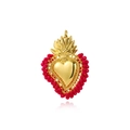 Vista detallada de un colgante de corazón dorado con cuentas rojas de estilo sagrado en blanco - Rojo
