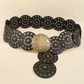 Dettaglio di cintura western con grande fibbia tonda in bronzo e incisioni floreali - Nero Bronzo Antico Stile B