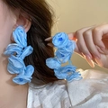 Detailopname van blauwe bloemen oorbellen van gelaagde stof op een vrouwelijk model - 15# Zilveren oorsteker - Blauw - Bloem