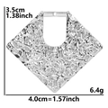 Dettaglio del ciondolo a rombo argento con trama martellata e dimensioni di 3,5 cm per 4,0 cm - Ciondolo Color Acciaio Inossidabile / Ciondolo Argento