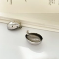 Dettaglio ravvicinato di orecchini ovali argento lucido con design cavo leggero - Grande Ovale Liscio / Argento