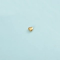 Primer plano de una cuenta de corazón dorada pulida con pequeña apertura para joyería - Dorado