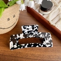 Pinza de pelo clásica grande de acetato con patrón de mármol en blanco y negro - Estampado de Vaca 13cm
