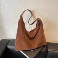 Dunkelbraune Shopper-Tasche aus Wildleder mit Nahtdetail und Reißverschluss - Braun