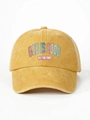 Detalle de gorra vintage de algodón amarillo lavado con estampado de God Is Good - Amarillo