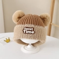 Dettaglio della maglia e patch Sweet Time su berretto invernale per bambini con pompon - 2-5 Anni / Lettere Sweet Time / Marrone