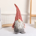 Charmant gnome de Noël avec bonnet en tricot rayé rouge et vert sur bureau blanc - 37*14 cm / Rouge