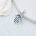 Hamsa Hand Anhänger in Silber mit Zirkon-Besatz und Evil Eye Detail in Blau - [D3018KN] Silbernes Hamsa-Hand Auge