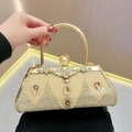Goldene Abendtasche mit funkelnden Strasssteinen, Perlen und einem Ringgriff - Gold