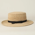 Détail de la texture en paille de raphia tissée main avec ruban noir élégant sur le chapeau - M (56-57.5cm) / Sangle Noire
