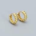Goldene Creolen mit Perlenstruktur und sicherem Klickverschluss für Damen im Vintage Stil - Innendurchmesser 8mm / Gold (Klein)