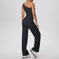 Detailaufnahme von schwarzem One-Shoulder Yoga-Top und weiter Hose aus der Seitenansicht - S / Schwarz