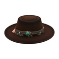 Detail van de boho hoedband met turquoise steen, kleurrijke kralen en roze franje op bruin vilt - Eén maat / koffiekleur