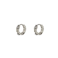Gros plan sur des boucles d'oreilles cœur géométriques en argent avec cristaux brillants - Argent/Ondulé avec Strass