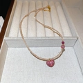 Détail d'un collier en perles roses avec un pendentif en forme de cœur brillant - Style Pendentif Coeur Strass Rose (16# Collier-Blanc-Rose)