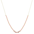Detail einer dünnen Goldkette mit rosa facettierten Edelsteinperlen und röhrenförmigen Perlen - Rosa
