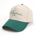 Gros plan sur la broderie Mama et le cœur sur une casquette bicolore en coton - Réglable / Petit Cœur - Vert