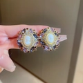 Dettaglio di orecchini cammeo vintage con cristalli viola e finiture in oro lucido - Perno in Argento-Viola (Ritratto)