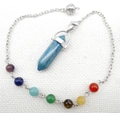 Blauwe kristallen hanger met zeven gekleurde chakrastenen aan zilveren ketting - B36-Blauwe Steen