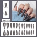 Detalle macro de uñas postizas stiletto largas con purpurina láser holográfica gris oscuro - Negro Holográfico
