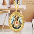 Détail macro du collier pendentif Vierge Marie ovale avec cadre en dentelle dorée et chaîne - Style 5 (p2659)