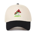 Dettaglio del ricamo a fungo su cappello trucker bicolore con visiera nera a contrasto - Regolabile / Nero