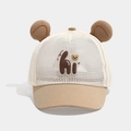 Detalle de gorra de malla para bebé con orejas de oso 3D y parche de silicona - Talla Única para Bebé / Caqui