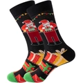 Détail de chaussettes de Noël avec motifs Père Noël et cadeaux sur tricot noir - Taille 39-45 / Convoyeur Cadeau Père Noël
