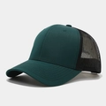 Détail de la visière en coton vert et du filet noir à l'arrière de cette casquette trucker - Réglable / Vert Foncé Avec Maille Noire