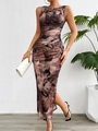 Détail d'une robe sans manches élégante avec imprimé abstrait et fente latérale chic - S / Marron