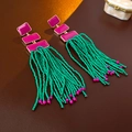 Dettaglio di orecchini boho con nappe in smalto magenta e perline verdi su pelle - Stile Perno Argento - Nappina di Perline (21#) / Oro e Rosa rosso e Verde