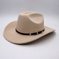 Cappello da cowboy classico in feltro beige con cintura decorativa e fibbia in argento. - Taglia unica / Beige