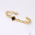 Brazalete geométrico de acero de titanio dorado con un diseño de rombo negro elegante - Brazalete geométrico abierto / Dorado con Negro