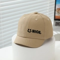 Nahaufnahme der khakifarbenen Baseballkappe mit schwarzem Smiley und NICE-Stickerei - 48-50cm(6 Monate-2 Jahre) / Khaki