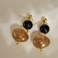 Dettaglio dei perni in argento S925 e perline acriliche ambrate su orecchini retrò - Stile Perlato Ambra Nero Oro Con Perno in Argento