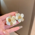 Dettaglio orecchini a fiore 3D in smalto bianco con bordi e stami placcati oro - Perno in Argento-Orecchini a Bottone con Fiori in Smalto Bianco