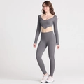 Set yoga grigio senza cuciture a coste con top corto a maniche lunghe e leggings - S / Grigio