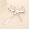 Eleganter silberner Metall-Schleifen-Anstecker mit glatter Oberfläche für Damenmode - Silber