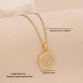 Collana placcata oro 18K con ciondolo rotondo inciso a cuore e bordo in cristallo lucido - Cuore