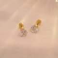 Détails de boucles d'oreilles en titane doré avec zircons ronds sertis à quatre griffes - Blanc