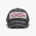 Detalle de gorra de béisbol gris lavado con parche bordado de rizo rosa #1 MOM - Ajustable / Negro y Gris