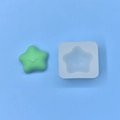 Detail der Silikonform Schweinchen Sternform und grünes Bastelharz-Ergebnis auf Blau - Klein