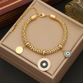 Dettaglio del bracciale occhio di Allah dorato con strass in una scatola per gioielli - Bracciale Evil Eye Dorato (2#)