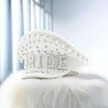 Gorra de capitán de novia blanca brillante con lentejuelas, perlas y letras BRIDE decoradas - Ajustable / Blanco