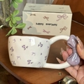 Tazza in ceramica con motivi floreali viola e manico a fiocco viola con confezione regalo - 300ml / Viola